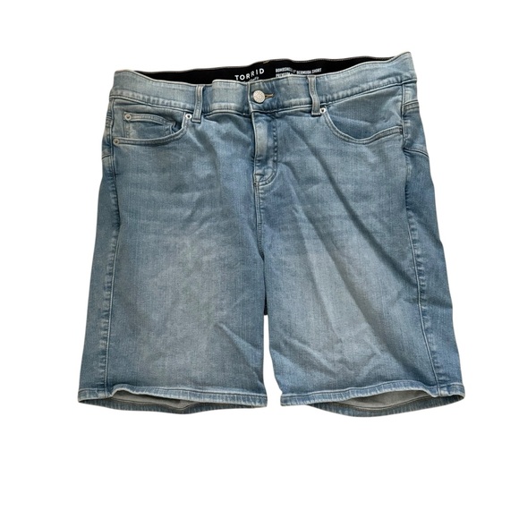 Torrid Light Blue Denim Shorts Sz 18 Bombshell 8” Bermuda - Picture 1 of 8